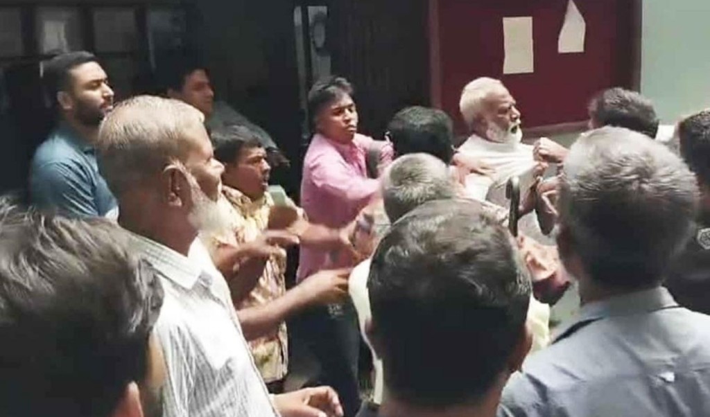 সরকারি অফিসে ঢুকে মানববন্ধনকারীদের পেটালেন বিএনপির নেতাকর্মীরা 4 সরকারি অফিসে ঢুকে মানববন্ধনকারীদের পেটালেন বিএনপির নেতাকর্মীরা 1758554143 সরকারি অফিসে ঢুকে মানববন্ধনকারীদের পেটালেন বিএনপির নেতাকর্মীরা