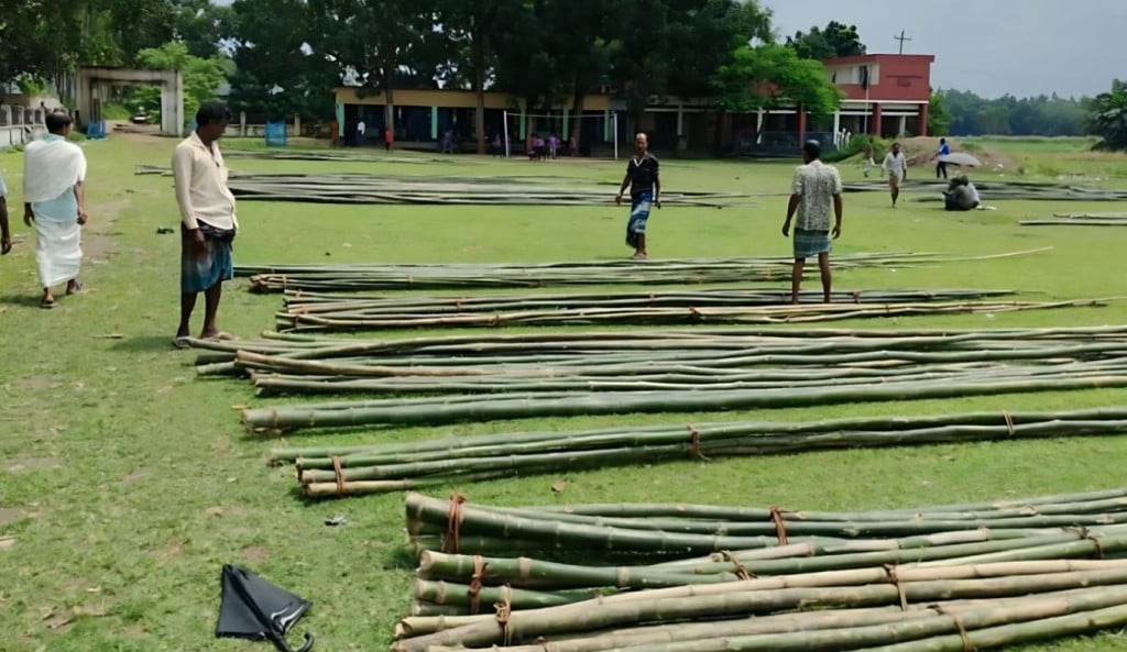 সরকারি স্কুলমাঠ হয়ে গেলো বাঁশের হাট পড়াশোনা খেলাধুলায় ব্যাঘাত 1757489470 সরকারি স্কুলমাঠ হয়ে গেলো বাঁশের হাট, পড়াশোনা-খেলাধুলায় ব্যাঘাত