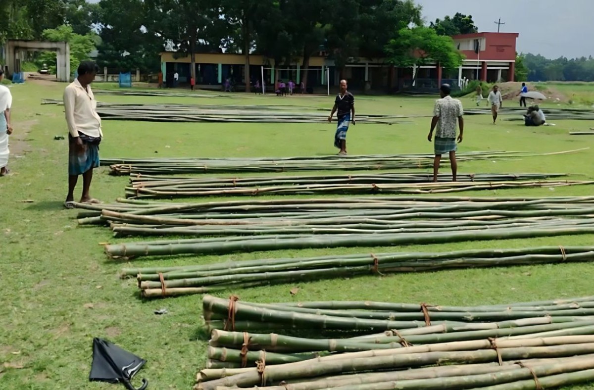 সরকারি স্কুলমাঠ হয়ে গেলো বাঁশের হাট, পড়াশোনা-খেলাধুলায় ব্যাঘাত