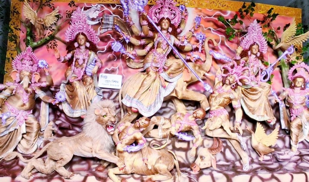 সাতক্ষীরায় পাট দিয়ে দুর্গা প্রতিমা দর্শনার্থীদের ভিড় 1758010281 সাতক্ষীরায় পাট দিয়ে দুর্গা প্রতিমা, দর্শনার্থীদের ভিড়