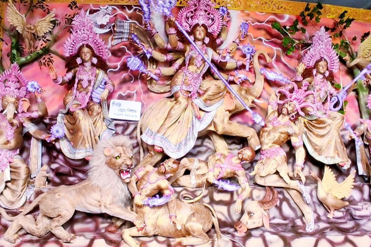 সাতক্ষীরায় পাট দিয়ে দুর্গা প্রতিমা, দর্শনার্থীদের ভিড়