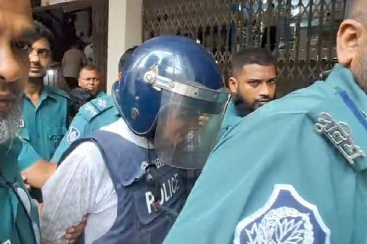 আরেক মামলায় সাবেক বিচারপতি মানিক গ্রেপ্তার