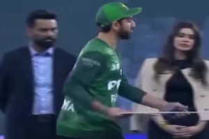 পুরস্কার গ্রহণের পর পাকিস্তানি ক্রিকেটারের অখেলোয়াড়সুলভ আচরণ