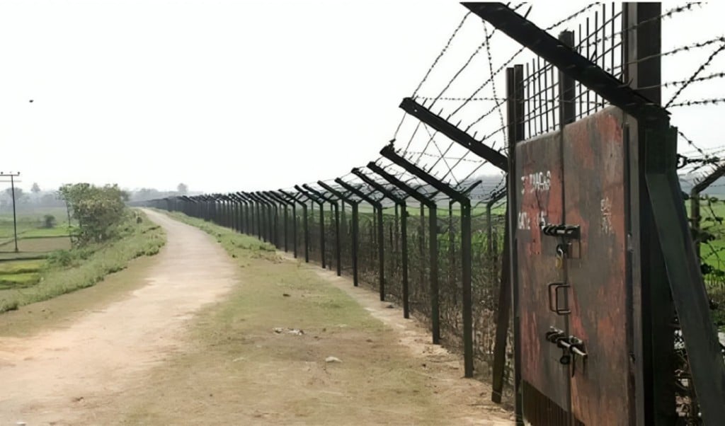 সীমান্তে অস্ত্র চোরাচালান উদ্বেগজনকভাবে বেড়েছে বিজিবি সতর্ক 1758007787 সীমান্তে অস্ত্র চোরাচালান উদ্বেগজনক