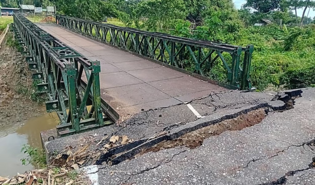 সীমান্তে সেতু ধস, থমকে গেল আমদানি-রপ্তানি ও যাতায়াত! 4 সীমান্তে সেতু ধস থমকে গেল আমদানি রপ্তানি ও যাতায়াত 1757343861 সীমান্তে সেতু ধস, থমকে গেল আমদানি-রপ্তানি ও যাতায়াত!