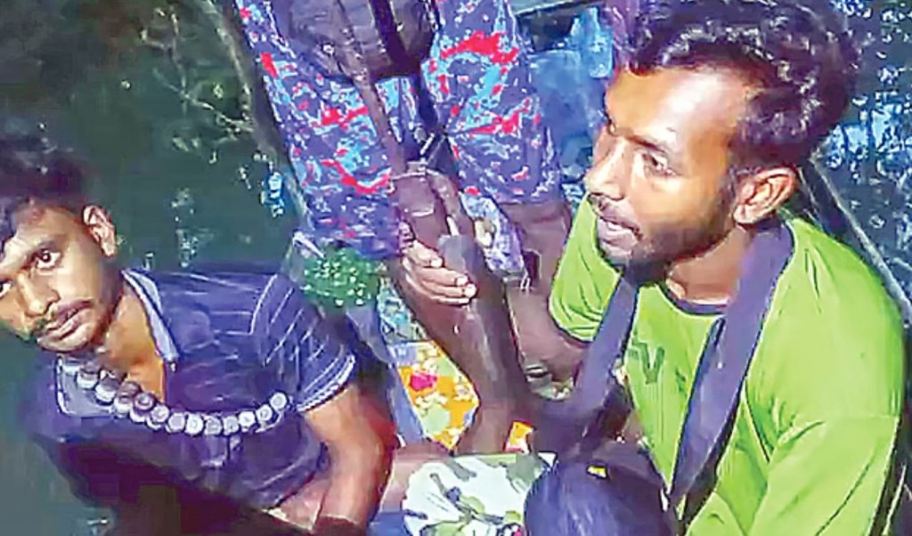 সুন্দরবনে আবারও দস্যুদের দাপট, আতঙ্কে বনজীবীরা 3 সুন্দরবনে আবারও দস্যুদের দাপট আতঙ্কে বনজীবীরা 1758380428 সুন্দরবনে আবারও দস্যুদের দাপট, আতঙ্কে বনজীবীরা