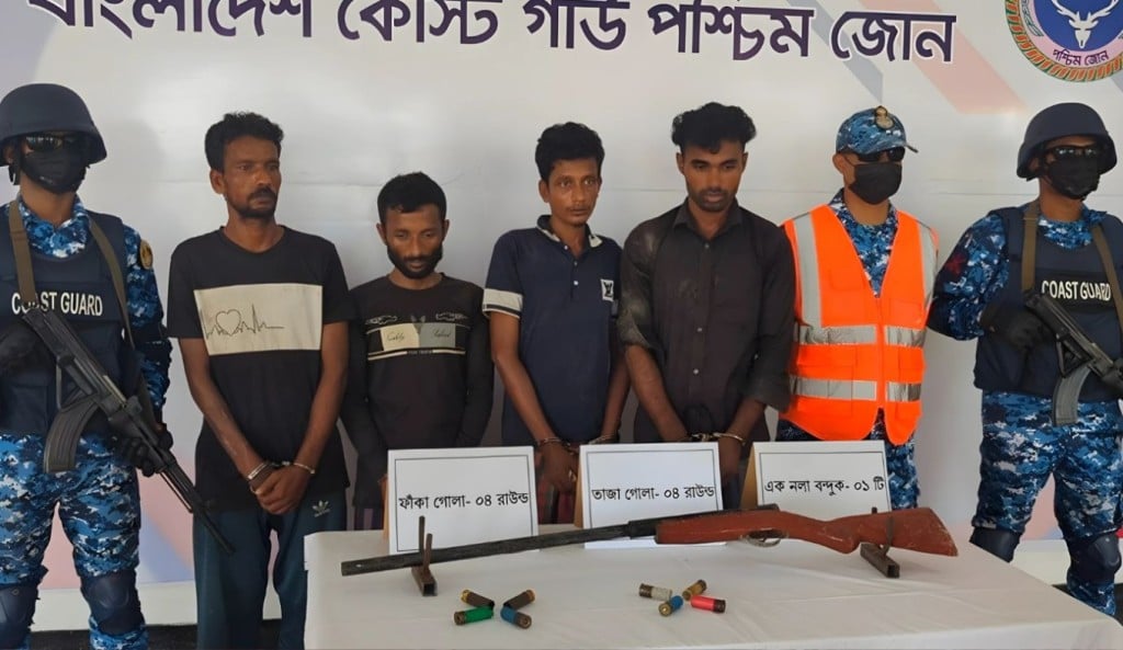 সুন্দরবনে পৃথক অভিযানে মাদক কারবারী ডাকাতসহ আটক ৬ অস্ত্র গুলি উদ্ধার 1757217196 সুন্দরবনে পৃথক অভিযানে মাদক কারবারী-ডাকাতসহ আটক ৬, অস্ত্র-গুলি উদ্ধার