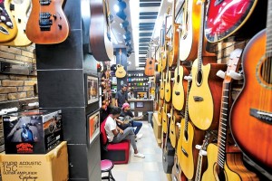 বাদ্যযন্ত্রের বাজারে নীরবতা, রাজনৈতিক সংকটে বিক্রি কমেছে অর্ধেকের বেশি