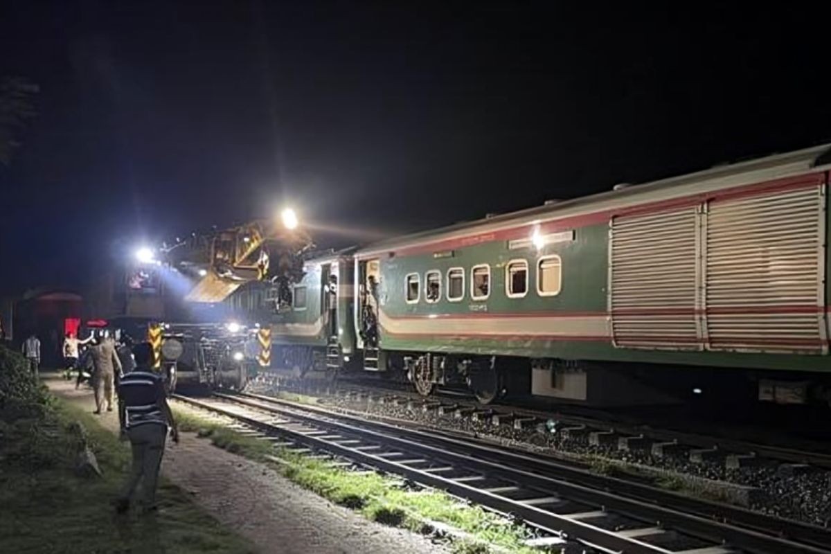 স্টেশনে দাড়ানো ট্রেনের যাত্রীদের সঙ্গে স্থানীয়দের সংঘর্ষ, আহত অনেকে