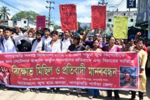 ধর্ষণের প্রতিবাদে খাগড়াছড়িতে আধাবেলা অবরোধ চলছে