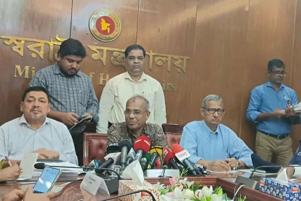 দুর্গাপূজায় মদ-গাজার আসর বসানো যাবে না: স্বরাষ্ট্র উপদেষ্টা