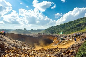 স্বর্ণখনিতে ভয়াবহ ধস, ১০০ শ্রমিকের প্রাণহানির আশঙ্কা