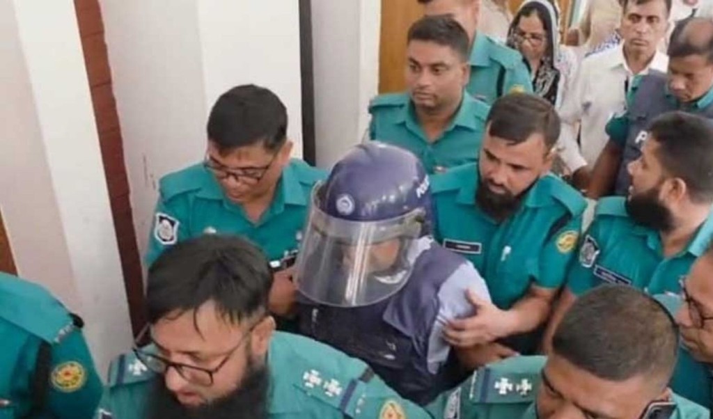 স্বামীকে কাঠগড়ায় দেখে কাঁদলেন নাঈমুর রহমান দুর্জয়ের স্ত্রী 4 স্বামীকে কাঠগড়ায় দেখে কাঁদলেন নাঈমুর রহমান দুর্জয়ের স্ত্রী 1759057087 স্বামীকে কাঠগড়ায় দেখে কাঁদলেন নাঈমুর রহমান দুর্জয়ের স্ত্রী