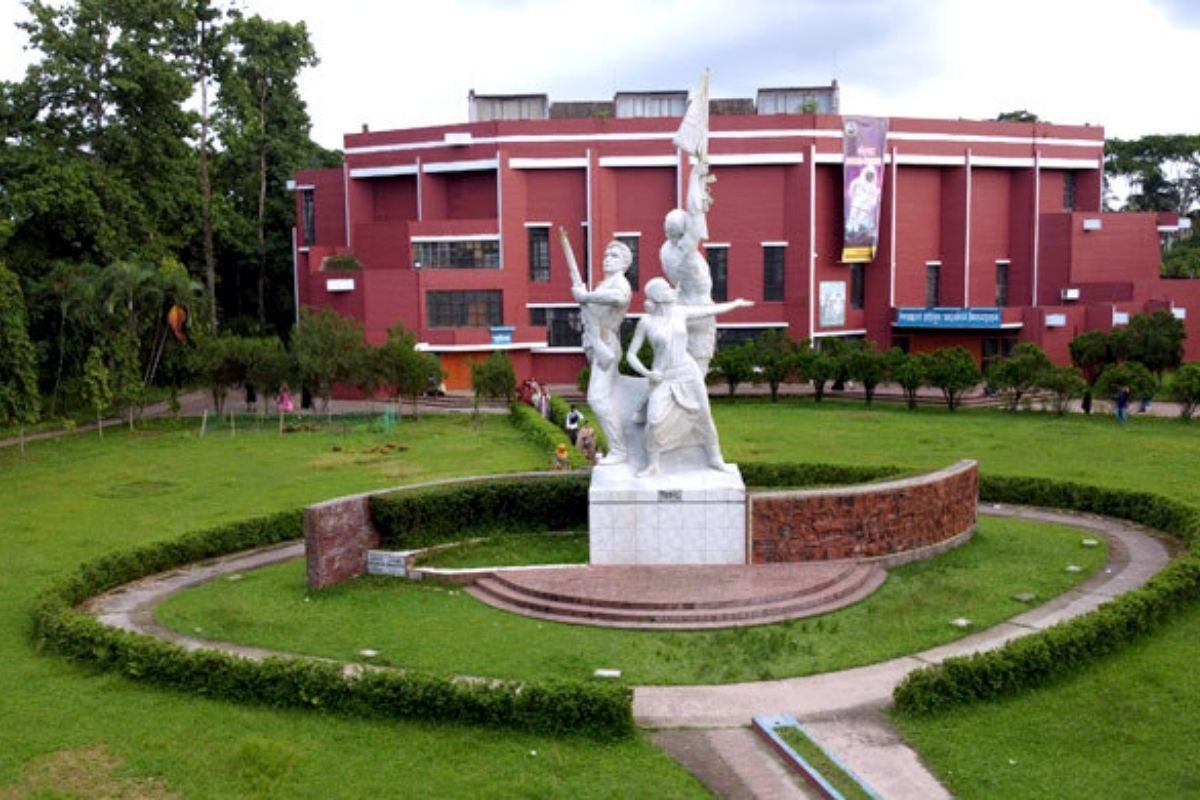 হল ছাড়বেন না বাকৃবি শিক্ষার্থীরা