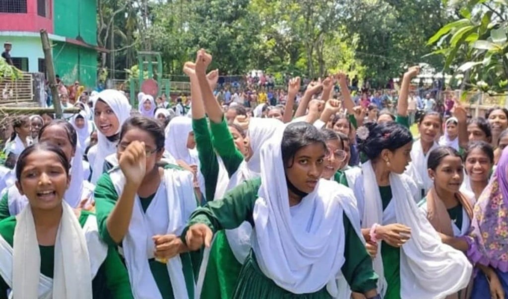 হাইস্কুলের শিক্ষিকাকে পেটালেন প্রাথমিক শিক্ষিকা 1756879194 হাইস্কুলের শিক্ষিকাকে পেটালেন প্রাথমিক শিক্ষিকা, বিদ্যালয় ঘেরাও করে বিক্ষোভ