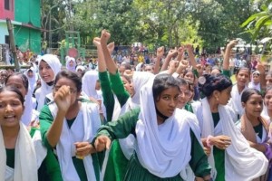 হাইস্কুলের শিক্ষিকাকে পেটালেন প্রাথমিক শিক্ষিকা, বিদ্যালয় ঘেরাও করে বিক্ষোভ