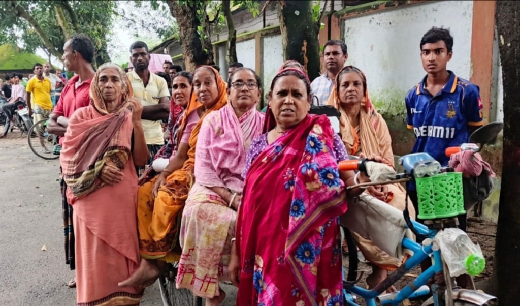 হাতে টান পড়লেই হিন্দুপাড়ায় চাঁদা তুলতেন তাঁতী দল নেতা 3 হাতে টান পড়লেই হিন্দুপাড়ায় চাঁদা তুলতেন তাঁতী দল নেতা 1758119207 হাতে টান পড়লেই হিন্দুপাড়ায় চাঁদা তুলতেন তাঁতী দল নেতা