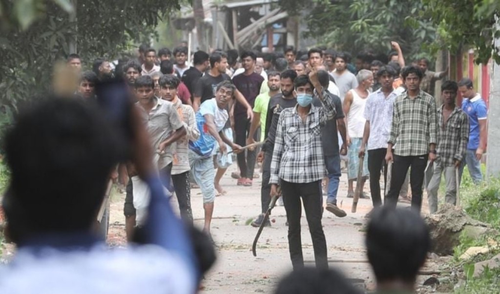 হামলার লাইভ করায় ছাত্রীদের ‘ধর্ষণের’ হুমকি 3 হামলার লাইভ করায় ছাত্রীদের ‘ধর্ষণের হুমকি 1756914457 হামলার লাইভ করায় ছাত্রীদের ‘ধর্ষণের’ হুমকি