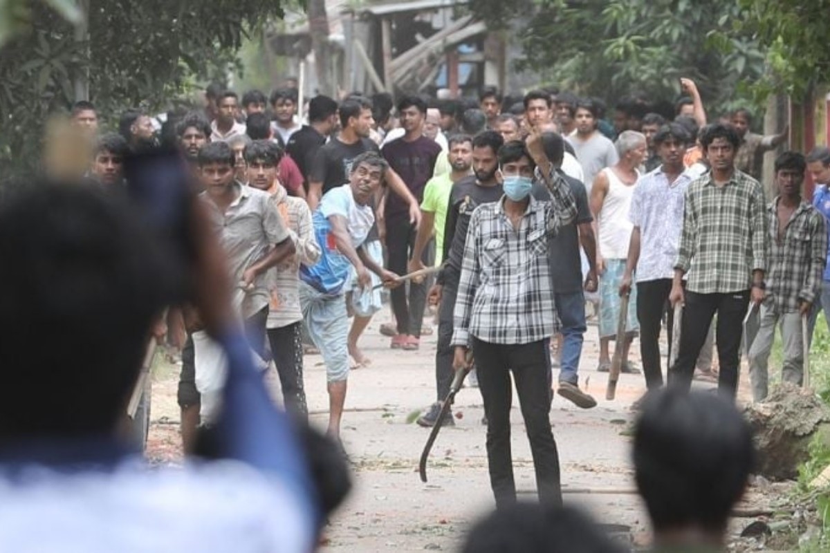 হামলার লাইভ করায় ছাত্রীদের ‘ধর্ষণের’ হুমকি