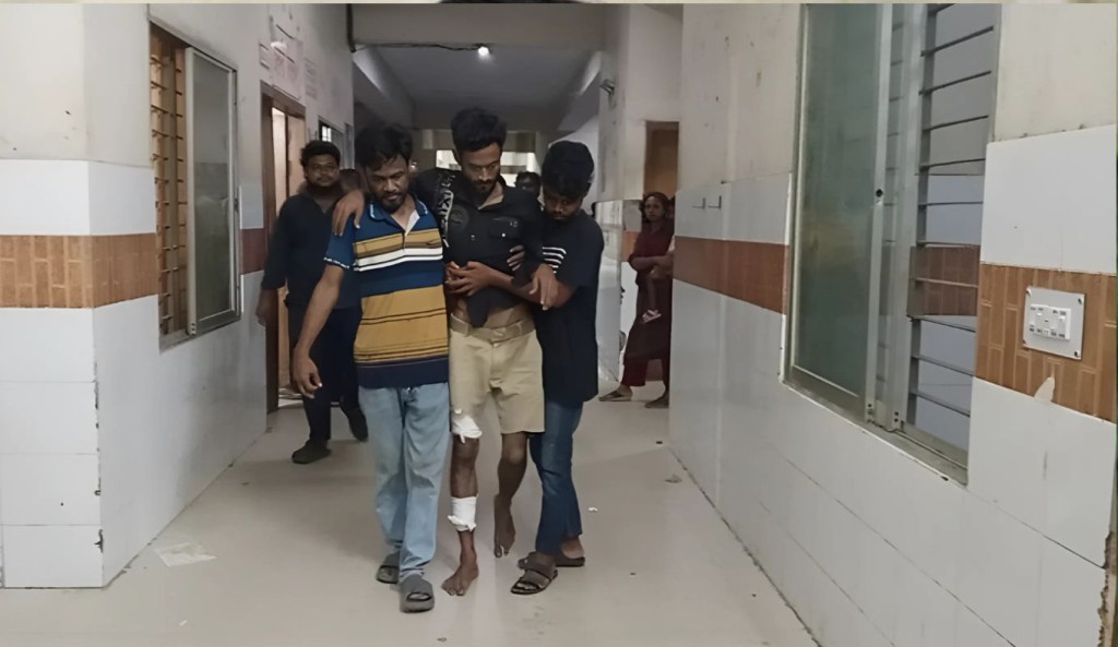 হাসপাতাল চত্বরে যুবককে কুপিয়ে জখমের অভিযোগ যুবদল নেতার বিরুদ্ধে 4 হাসপাতাল চত্বরে যুবককে কুপিয়ে জখমের অভিযোগ যুবদল নেতার বিরুদ্ধে 1759199790 হাসপাতাল চত্বরে যুবককে কুপিয়ে জখমের অভিযোগ যুবদল নেতার বিরুদ্ধে
