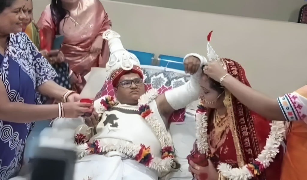হাসপাতালের বেডেই সম্পন্ন হলো বিয়ে 1757049490 বিয়ের লগ্ন যাতে মিস না হয়, সেজন্য হাতে-পায়ে ব্যান্ডেজ নিয়েই পিঁড়িতে বসলেন বর