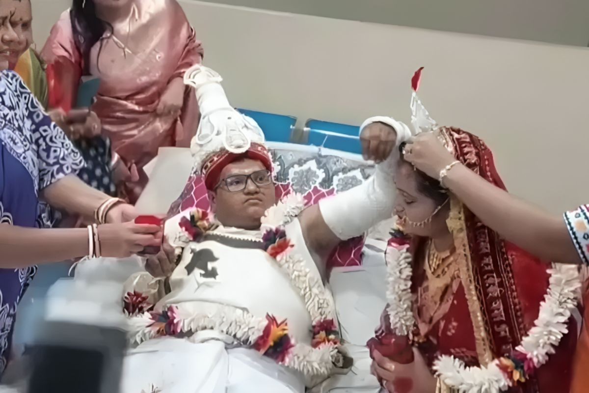 বিয়ের লগ্ন যাতে মিস না হয়, সেজন্য হাতে-পায়ে ব্যান্ডেজ নিয়েই পিঁড়িতে বসলেন বর