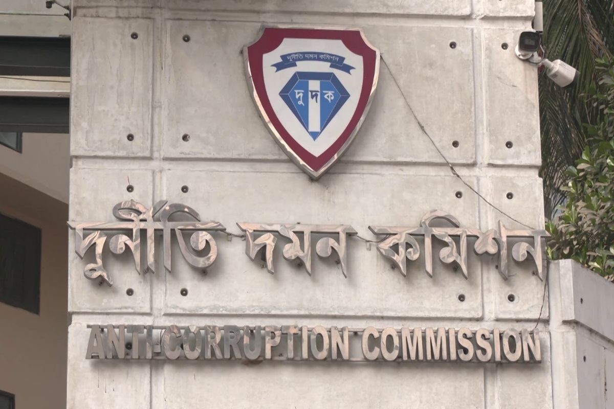১০ লাখ টাকা ঘুষ চাওয়ার অভিযোগে দুদক কর্মকর্তা ওএসডি