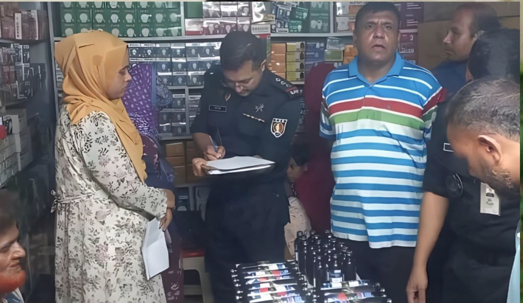 ১০০ বোতল ফেনসিডিলসহ তিন মাদক কারবারি আটক 3 ১০০ বোতল ফেনসিডিলসহ তিন মাদক কারবারি আটক 1759203013 ১০০ বোতল ফেনসিডিলসহ তিন মাদক কারবারি আটক