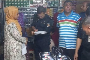 ১০০ বোতল ফেনসিডিলসহ তিন মাদক কারবারি আটক