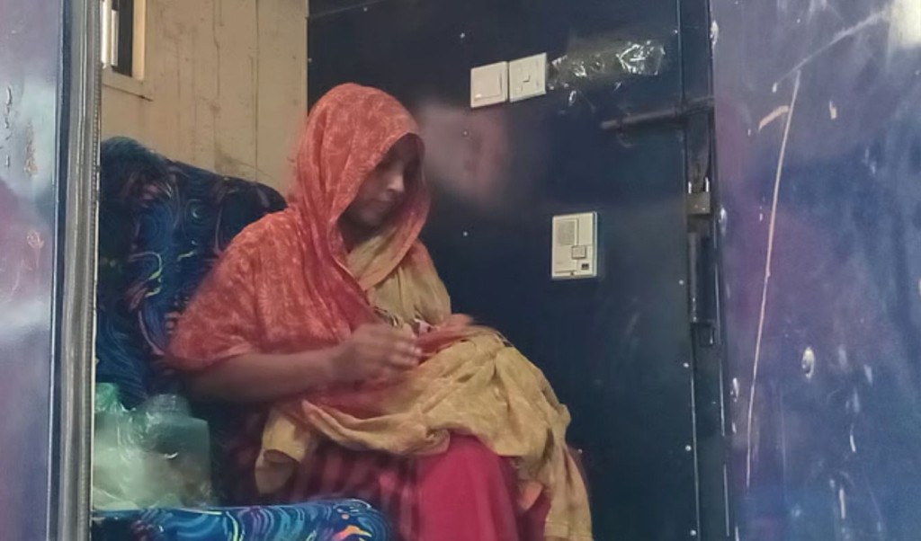১১ দিনের নবজাতককে নিয়ে কারাগারে মা 4 ১১ দিনের নবজাতককে নিয়ে কারাগারে মা 1758469582 ১১ দিনের নবজাতককে নিয়ে কারাগারে মা