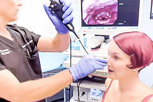 ১৮ ইঞ্চি তলোয়ার গিলে ফেললেন তরুণী!