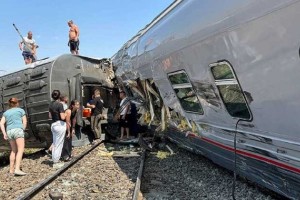 ২ ট্রেন লাইনচ্যুত ও বিস্ফোরণে চালকসহ নিহত ৪