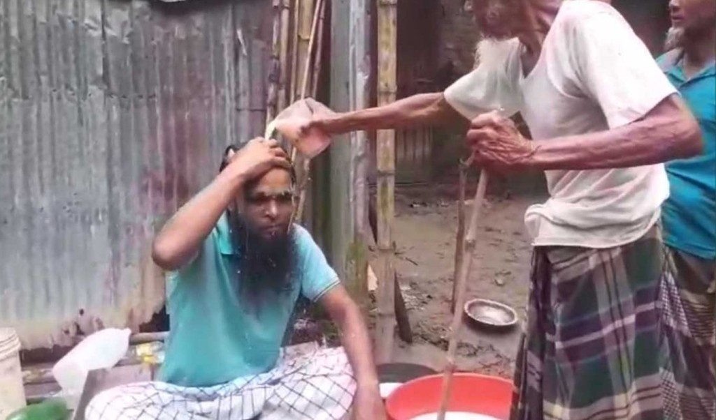 ২৫ বছরের সংসারের ইতি টেনে দুধ দিয়ে গোসল করলেন যুবক 4 ২৫ বছরের সংসারের ইতি টেনে দুধ দিয়ে গোসল করলেন যুবক 1757946298 ২৫ বছরের সংসারের ইতি টেনে দুধ দিয়ে গোসল করলেন যুবক
