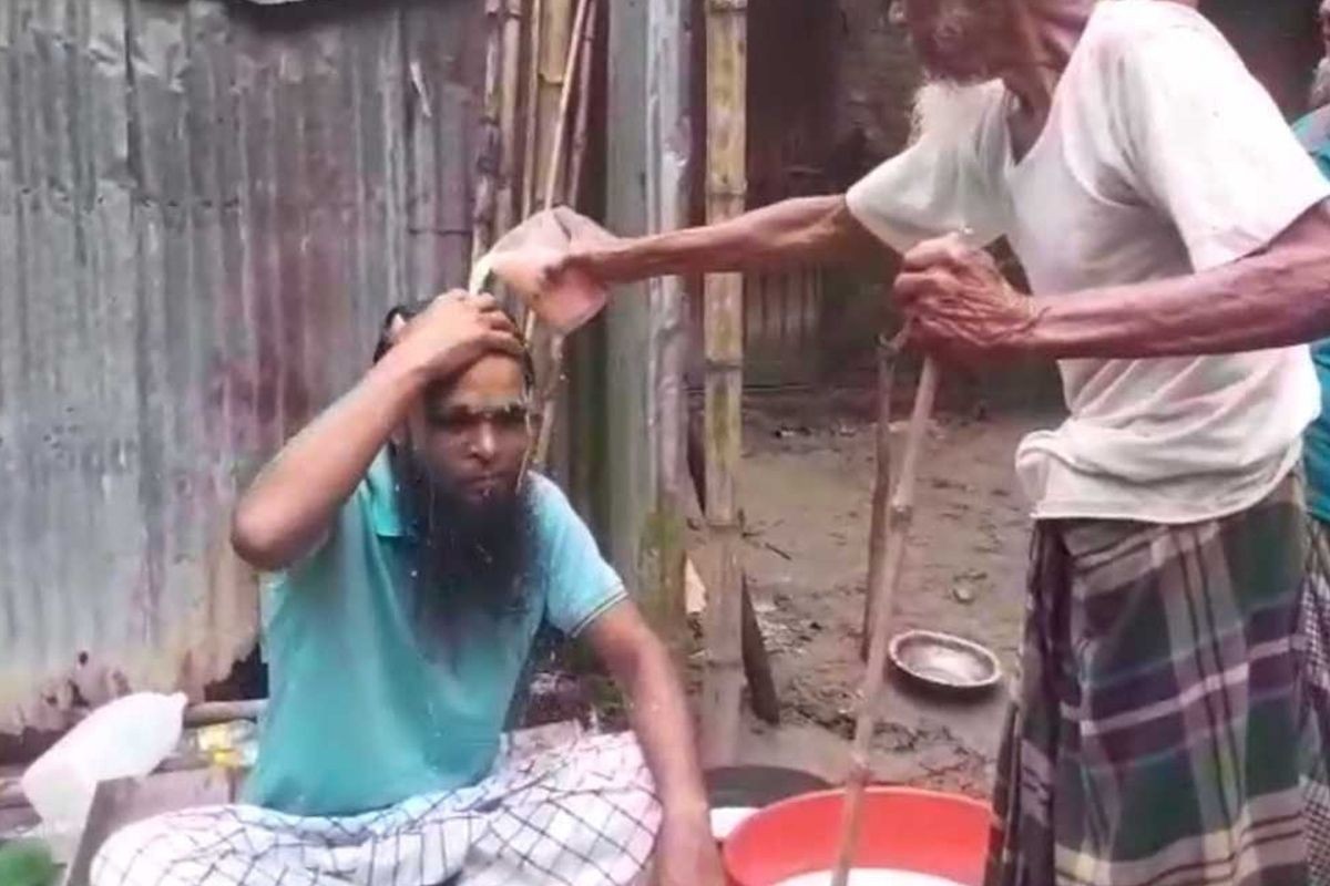 ২৫ বছরের সংসারের ইতি টেনে দুধ দিয়ে গোসল করলেন যুবক