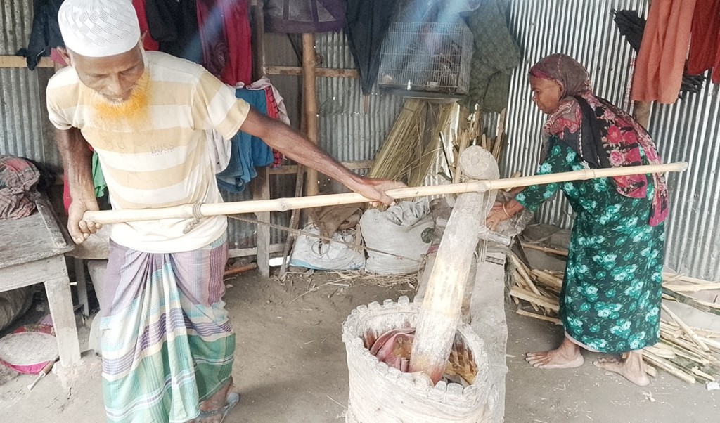 ৩৫ বছর ধরে বুক দিয়ে ঘানি টানছেন মোস্তাকিন 4 ৩৫ বছর ধরে বুক দিয়ে ঘানি টানছেন মোস্তাকিন 1758793072 ৩৫ বছর ধরে বুক দিয়ে ঘানি টানছেন মোস্তাকিন