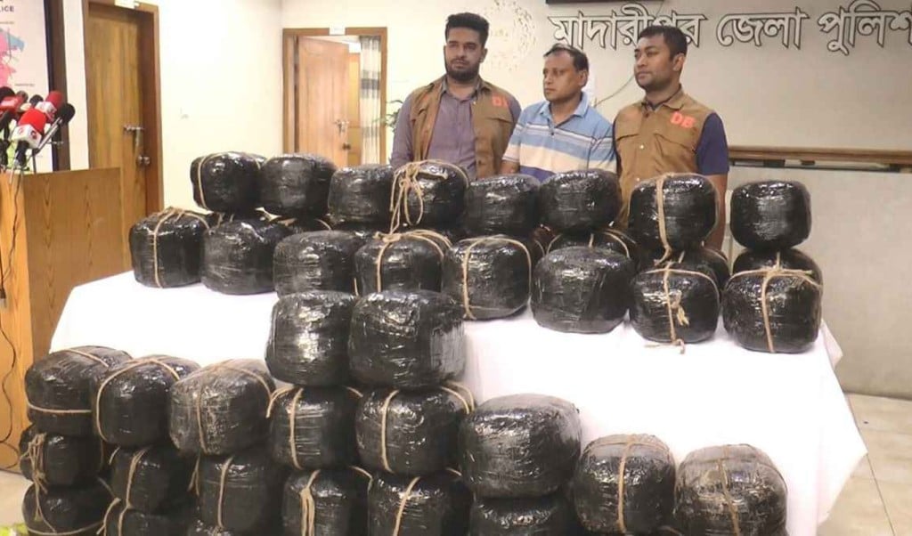 ৪০ লাখ টাকার গাঁজা জব্দ গ্রেপ্তার ২ 1759041170 ৪০ লাখ টাকার গাঁজা জব্দ, গ্রেপ্তার ২