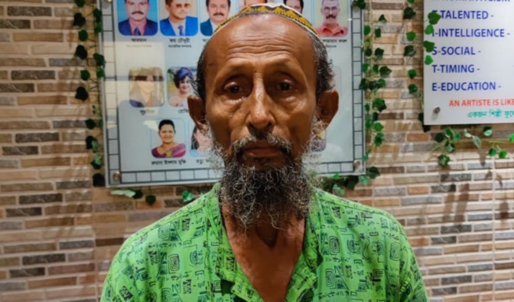 ৪৭ বছর এফডিসিতে কাটিয়ে গ্রামে ফিরছেন খোরশেদ 2 ৪৭ বছর এফডিসিতে কাটিয়ে গ্রামে ফিরছেন খোরশেদ 1758727605 ৪৭ বছর এফডিসিতে কাটিয়ে গ্রামে ফিরছেন খোরশেদ