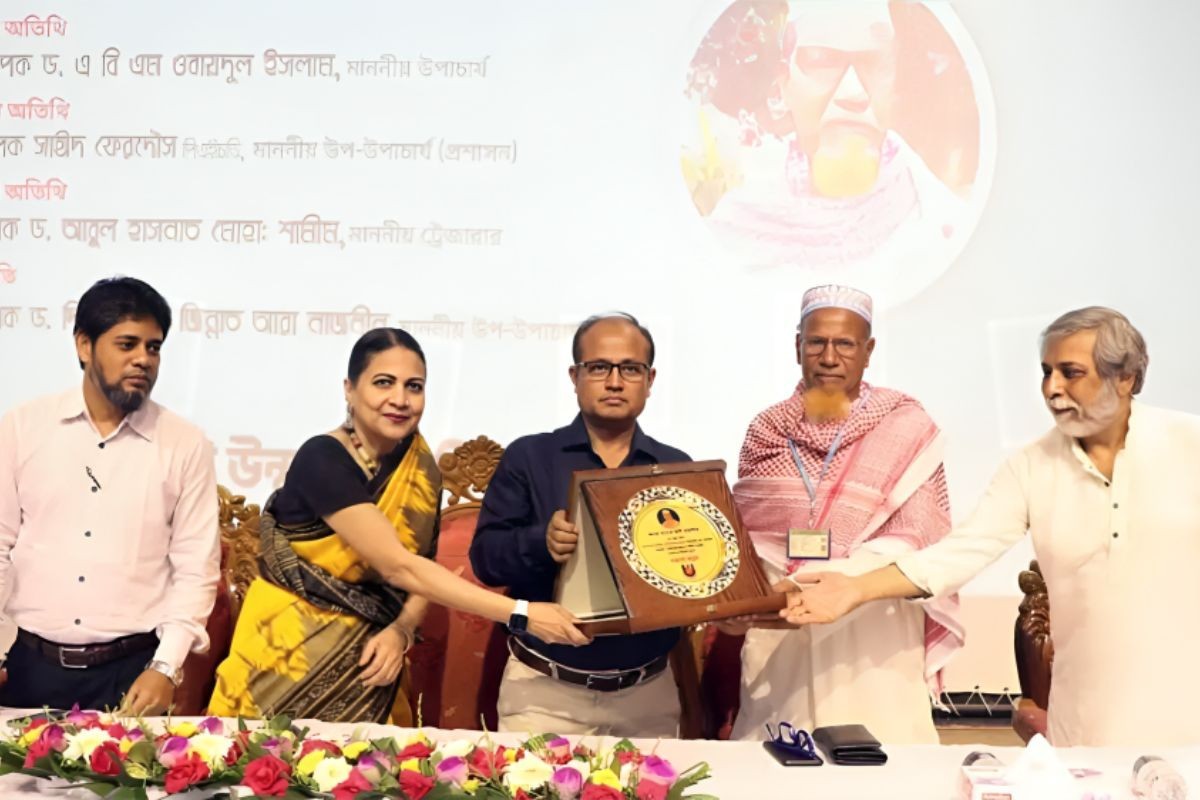 ৭৫ বছর বয়সে কৃষকের বিএ ডিগ্রি অর্জন: সংবর্ধনা দিল বাউবি