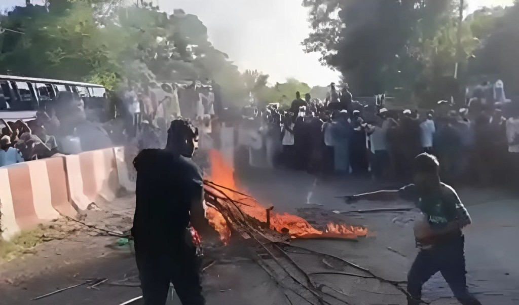 নুরাল পাগলার লাশে খড়ি দেওয়া যুবক গ্রেপ্তার 3 ‘নুরাল পাগলার লাশে খড়ি দেওয়া যুবক গ্রেপ্তার 1759131188 নুরাল পাগলার লাশে খড়ি দেওয়া যুবক গ্রেপ্তার