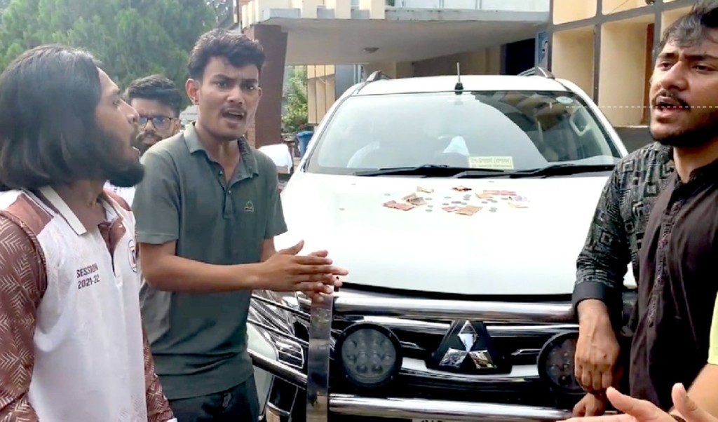 ‘ভিক্ষা লাগলে ভিক্ষা নে’ স্লোগানে উপাচার্যের গাড়িতে কয়েন নিক্ষেপ 3 ‘ভিক্ষা লাগলে ভিক্ষা নে স্লোগানে উপাচার্যের গাড়িতে কয়েন নিক্ষেপ 1758373257 ‘ভিক্ষা লাগলে ভিক্ষা নে’ স্লোগানে উপাচার্যের গাড়িতে কয়েন নিক্ষেপ