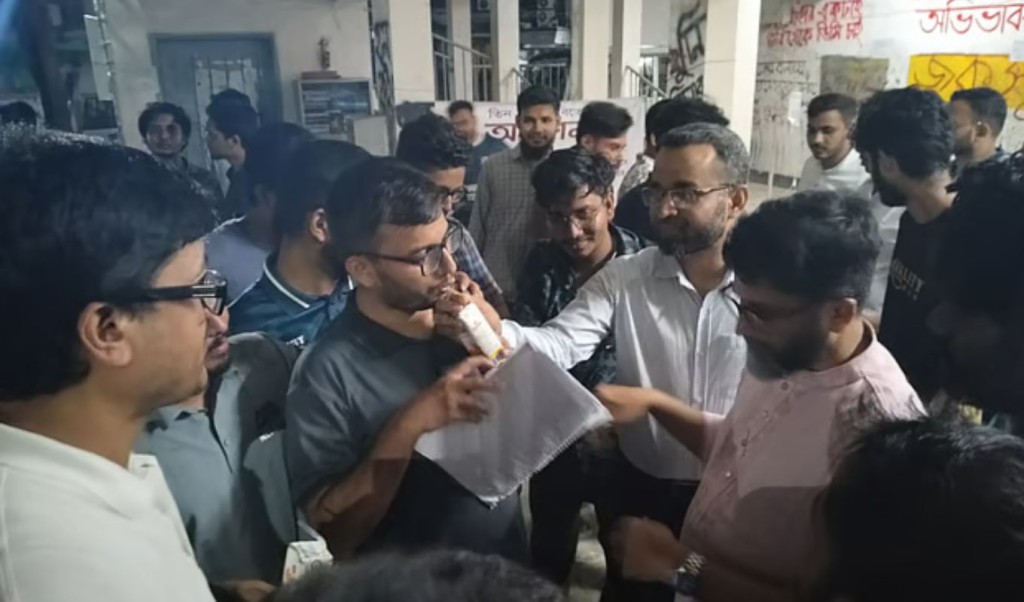 ‘‘দাবি মেনে নেয়ায় ৩১ ঘণ্টা পর অনশন ভাঙলেন জবির শিক্ষার্থীরা 1758171304 দাবি মেনে নেওয়ায় ৩১ ঘণ্টা পর অনশন ভাঙলেন জবির শিক্ষার্থীরা