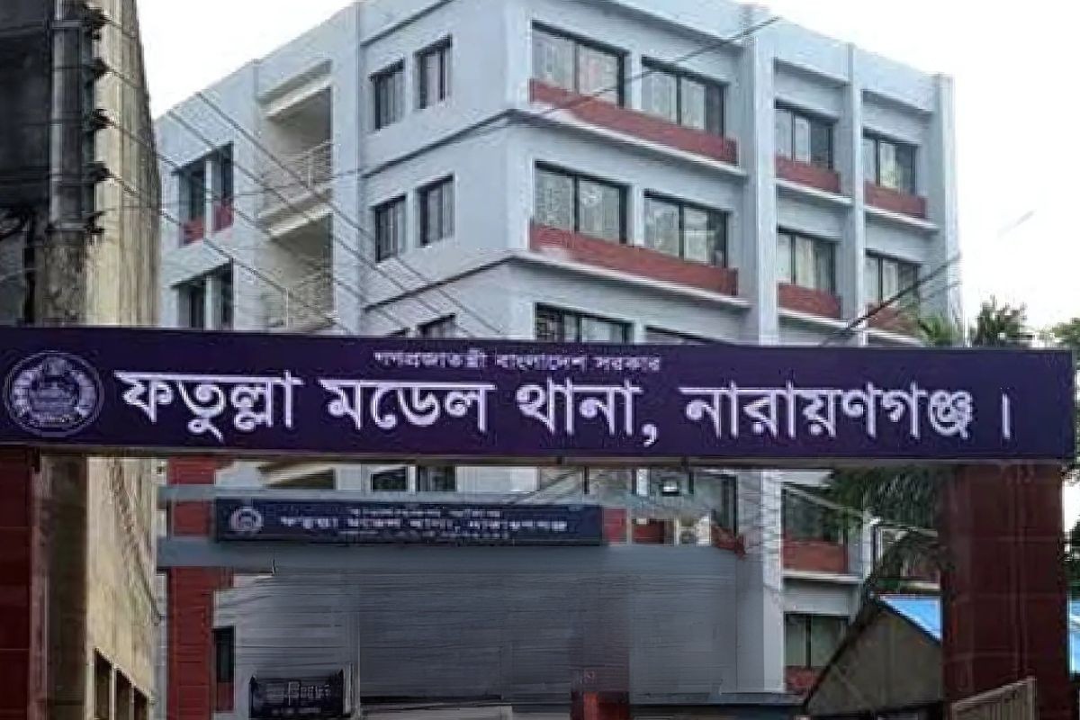 যাত্রীবাহী বাসে ডিবি পরিচয়ে ডাকাতি, আটক বাসচালক