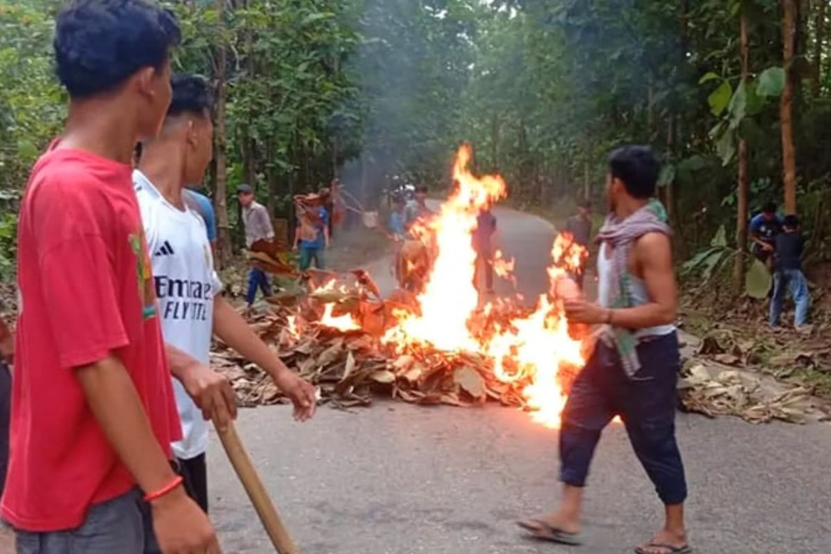 রাতে অনির্দিষ্টকালের অবরোধ প্রত্যাহারের পর সকালে আবার বহাল