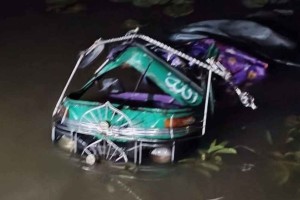 নোয়াখালীতে অটোরিকশা উল্টে নারীর মৃত্যু, আহত ৪