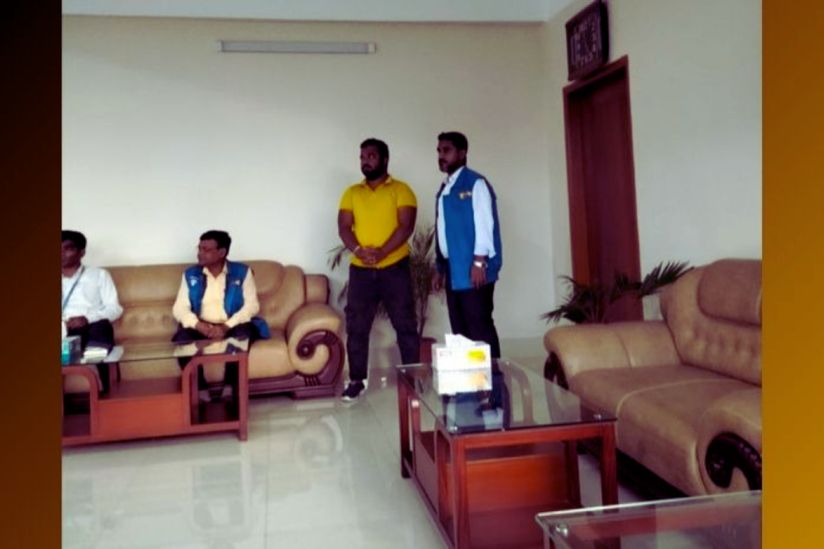 ঘুষের টাকাসহ কাস্টমস কর্মকর্তা আটক