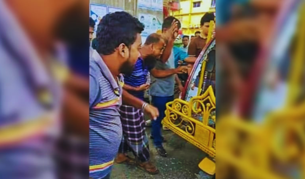 মব সৃষ্টি করে পুলিশ সদস্যকে পেটালেন রিকশাচালকরা 3 Add a subheading 2025 10 08T015902.784 1759867161 মব সৃষ্টি করে পুলিশ সদস্যকে পেটালেন রিকশাচালকরা