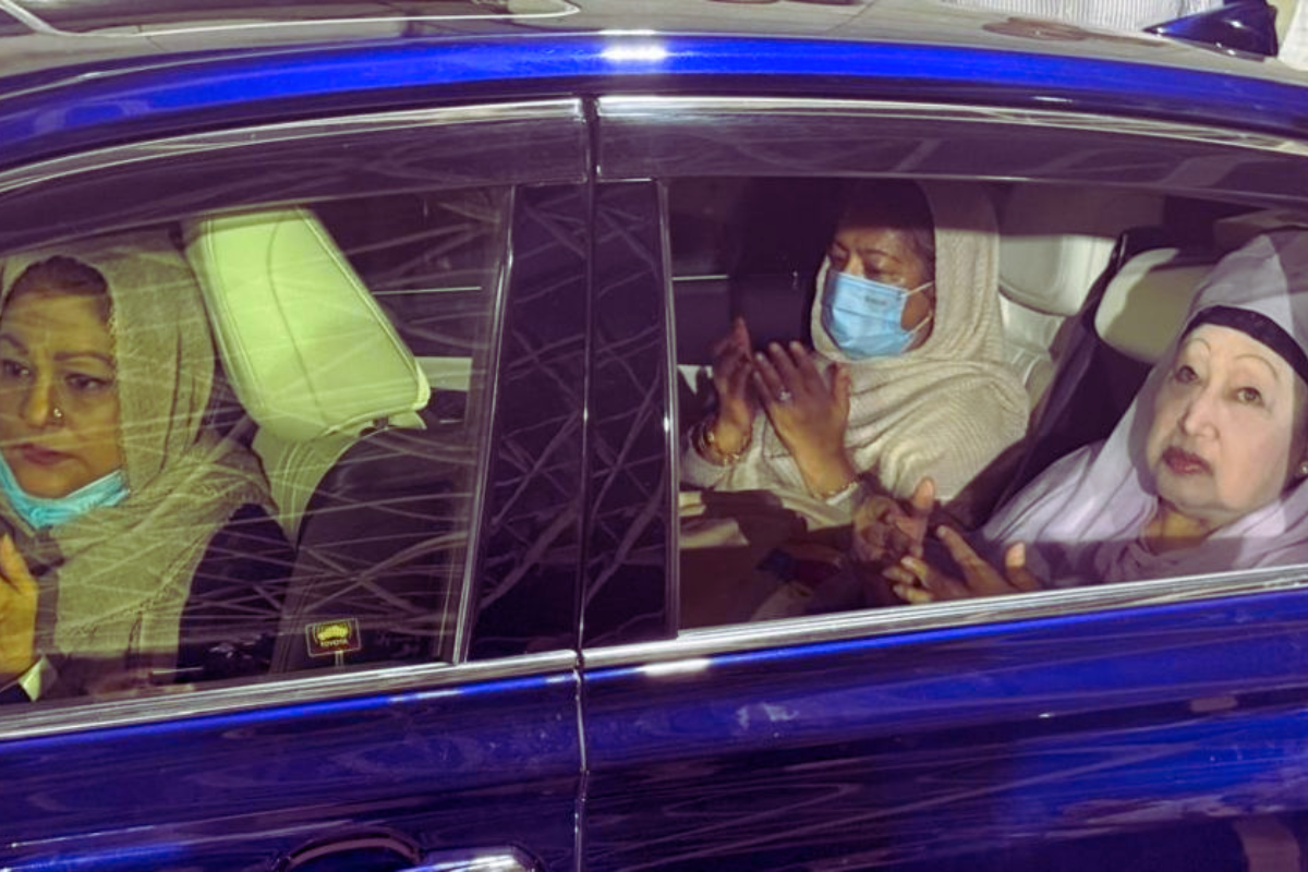 প্রায় সাড়ে সাত বছর পর জিয়াউর রহমানের মাজারে খালেদা জিয়া