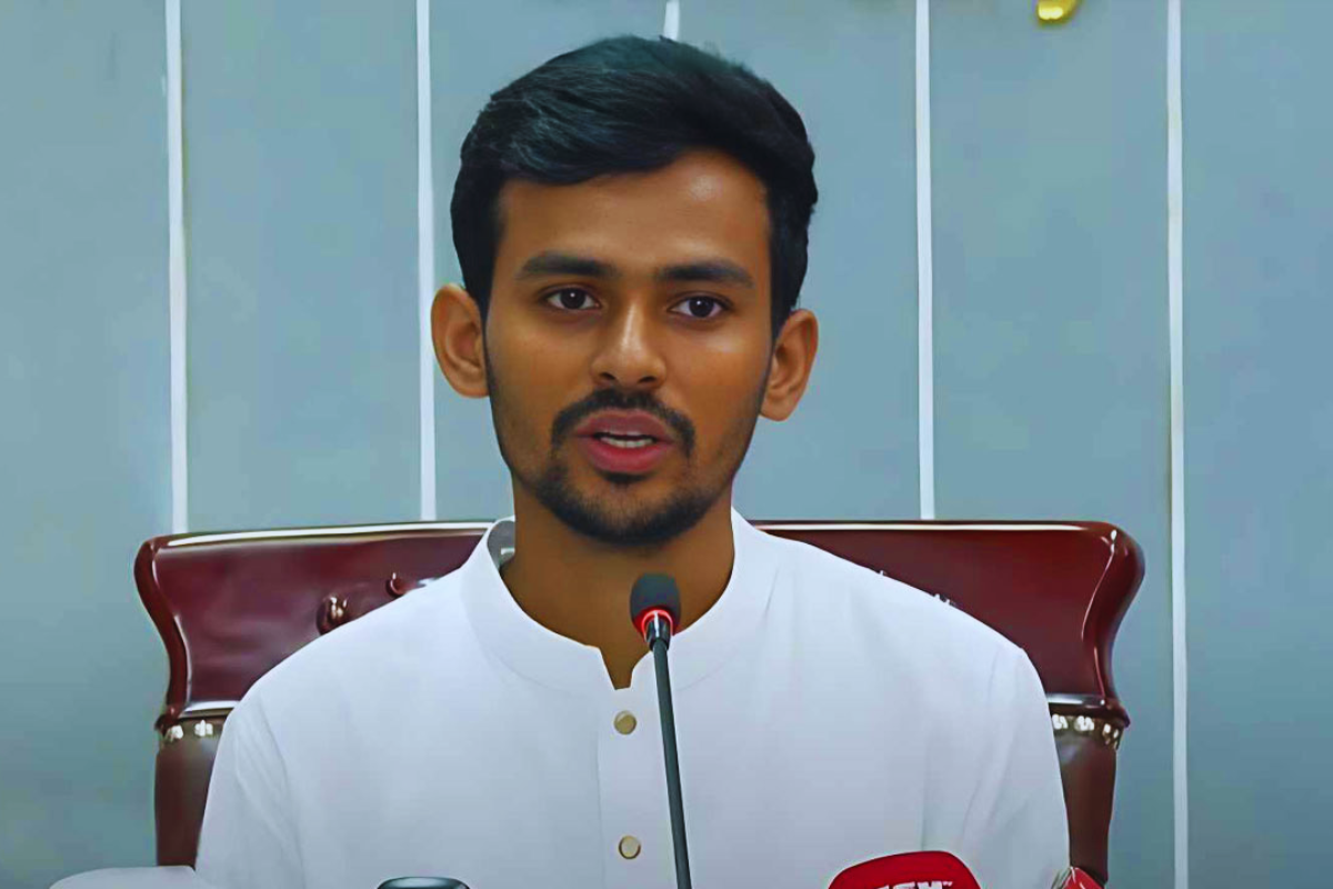 একাধিক পাসপোর্টধারীরাই ‘সেফ এক্সিট’ নিয়ে কথা বলেন : উপদেষ্টা আসিফ মাহমুদ
