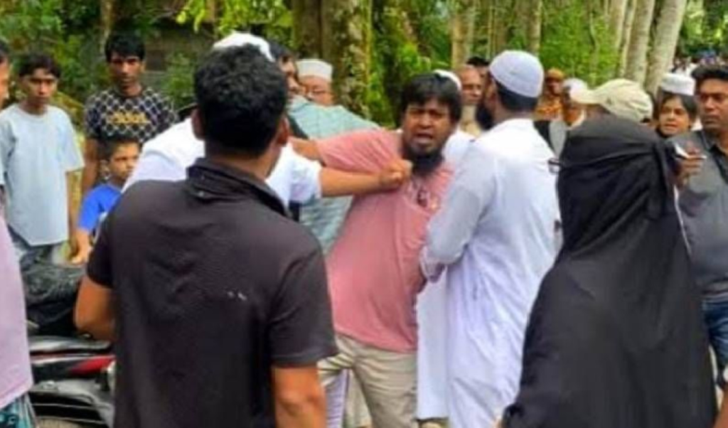 নোয়াখালীতে জমি বিরোধে ২০ ঘণ্টা দাফনহীন ছিল মায়ের মরদেহ 3 Add a subheading 2025 10 12T025216.557 1760215970 নোয়াখালীতে জমি বিরোধে ২০ ঘণ্টা দাফনহীন ছিল মায়ের মরদেহ