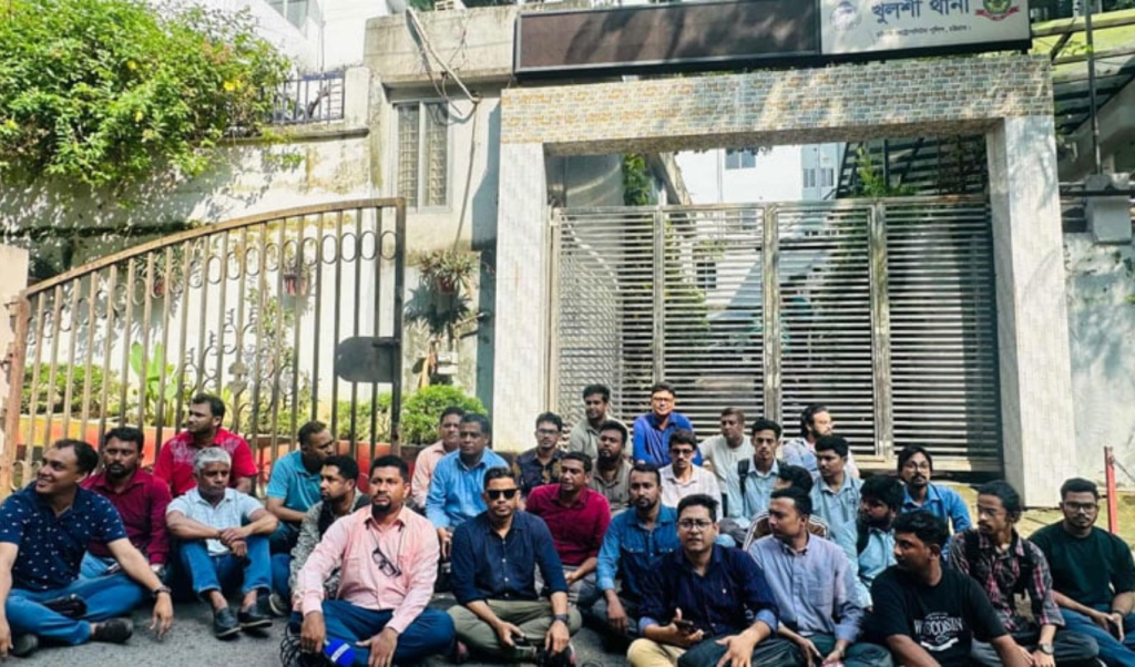 চট্টগ্রামে সাংবাদিককে ‘ফ্যাসিস্ট’ বলে পুলিশের মারধর 4 Add a subheading 2025 10 13T020125.338 1760299297 চট্টগ্রামে সাংবাদিককে ‘ফ্যাসিস্ট’ বলে পুলিশের মারধর